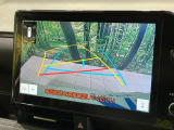 【バックカメラ】駐車時に後方がリアルタイム映像で確認できます。大型商業施設や立体駐車場での駐車時や、夜間のバック時に大活躍!運転スキルに関わらず、今や必須となった装備のひとつです!