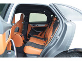 フロントシートと同じヘッドレスト一体型のデザインが特徴的な「FーPACE SVR」のリアシート。