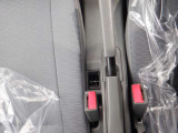 使いやすく安全な操作性と良好な視界を実現した運転席。