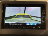 リバースギアに入れるだけで後方の表示へ切り替わります。夜間や雨の日の駐車も楽になりますよ。