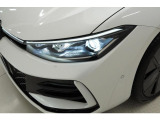 【マトリックスヘッドライト】対向車や前走行車を認識し、マトリックスモジュールに搭載されたLEDを個別に制御照射する先進のライティングテクノロジーを搭載。