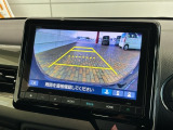 リバースギアに入れるだけで後方の表示へ切り替わります。夜間や雨の日の駐車も楽になりますよ。
