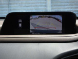 車体がシースルー(透過)して周囲の見通しを高めた設計の『360&deg;シースルービューモニター』を搭載。大きな車体でも、上空から見下ろす正確な視点で、狭い道や駐車をサポートします。