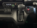 CVT車のセレクトレバーです。低速から高速まで、変速ショックのないスムーズな走りを実現するとともに、エンジン効率のよい領域を維持することで燃費にも貢献します。