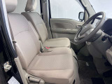 運転席も広くゆとりのある室内です
