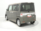 【左後斜め】冬道の運転も心強い4WD仕様。ライフスタイルに合わせて自由にお使いいただける、広々としたパッケージングが魅力です。
