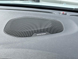 【harman kardon】ハーマンカードンのHi-Fiスペシャリストと共に、モデル別に開発・設計された専用チューニングが臨場感溢れる音響空間を実現しています。