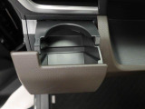 カップホルダーは運転席や助手席からちょうど手の届く位置です!!