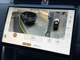 【3Dサラウンドカメラ】周囲の安全確認をアシストする機能です。3D車外ビュー、360&deg;オーバーヘッドビューを 利用して、狭いスペースでも安心、スムーズに運転操作ができます。