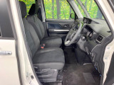 運転席まわりには十分なスペースがあり、大柄な方でもゆったり運転していただける環境です。