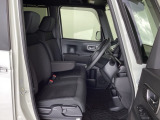 フロントシートはベンチシートです。ベンチシ―トは運転席と助手席の移動もスムーズ。狭い駐車場での乗り降りに便利です。