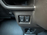 運転席、助手席のシートヒーターのスイッチです。