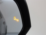 死角領域に接近する車両を検知してドライバーに知らせてくれるBSM付きです。