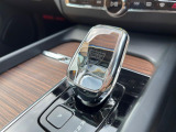 【オレフォス社製クリスタル・シフトノブ】高い存在感を放つクリスタルのシフトノブはボルボPHEV車のみに装備される特別なアイテム。スウェーデン南部のクリスタルガラスメーカー、オレフォス社による製造。