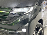 【LEDヘッドライト】悪天候や夜間走行時も良好な視界を確保し安心して運転できる高輝度LEDヘッドライトを装備!点灯速度が早く、消費電力も抑えられています。
