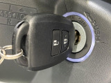 【キーレス】少し離れた場所からでもボタン一つでドアの開錠・施錠ができるのでとっても便利!ドアの鍵穴周りに傷をつけることもありません♪