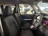 運転席の画像です。足元やシートまわりに余裕があり、リラックスした姿勢で運転が可能です。視界も良好で操作系へのアクセスもしやすく、快適で安心感のあるドライブをサポートします。
