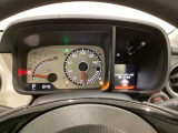 スピードメーターとタコメーターを大きく配した見やすいメーター部になっています。右側のインフォメーション画面でオドメーターや燃費などの情報を確認できます。