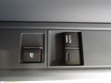 パワーウィンドウスイッチで運転席から全席の窓の開閉ができます。