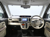 【運転席周り】各種スイッチ類が直感的に操作できるよう使いやすく配置されたコックピットです。小物入れも充実しています。
