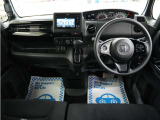 運転にかかわる様々な操作を安全に行えるように視点移動が少なく、操作性に配慮されたスイッチ類が凝縮されたコクピットです。