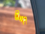 【ブラインドスポットモニター】走行中、ドアミラーの死角になりやすい箇所に後続車が接近するとサイドミラーのレンズに警告を表示!ドライバーに注意喚起をしてくれます。