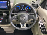 インテリアに合わせたデザインのステアリングは、運転される方のことも考え、運転しやすい形状、大きさです。是非一度、実際に触ってお確かめください。