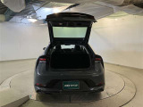 バックドアを上げた状態です。シートを倒せば荷室のスペースが広くなります!用途に合わせて快適な室内を!