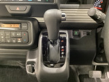 CVT車のセレクトレバーです。低速から高速まで、変速ショックのないスムーズな走りを実現するとともに、エンジン効率のよい領域を維持することで燃費にも貢献します。