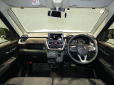 【運転席周り】各種スイッチ類が使いやすく配置されたコックピットです。小物入れも充実しており、車内をいつでもすっきりと保つことができます。