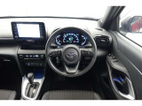 スポーティームード溢れる運転席周りですね。 クイックなドライビングに対応できるよな運転席回りになっています。 ドライブがますます楽しくなりますね!