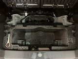 荷室下には大きな隠れ収納がございます。