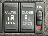 【両側パワースライドドア】スマートキーや運転席のスイッチで後席両側スライドドアの開閉が可能♪電動だから力を入れてドアを開ける必要が無く、小さなお子様でも簡単に開け閉めでき快適です♪