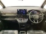 車内は光触媒抗菌消臭施工済です。インパネ周りはスタイリッシュなデザインで機能や装備も充実しています。グローブボックスやカップホルダーのほかにトレーなどたくさんの収納スペースが付いています。