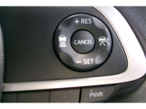 ステアリングスイッチ付き。前方から目を離すことなく、主に運転支援系の操作ができます。