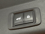 【パワーバックドア】スマートキーや運転席のボタンを押すだけでリアゲートが自動で開閉します!荷物を持っている時や、高い位置にあるバックドアを閉める際に便利な機能です♪