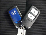 ◆スマートキー◆カギをバッグやポケットに入れたままでもドアロックの開閉ができる『スマートキー』付き!雨天や暗くなってもカギを取り出す必要がなくドアの開錠&エンジンも始動できます