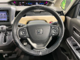 インテリアに合わせたデザインのステアリングは、運転される方のことも考え、運転しやすい形状、大きさです。是非一度、実際に触ってお確かめください。