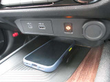Qi規格対応スマートフォンのワイヤレス充電器装備です。お手軽に充電ができます