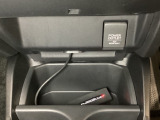 アクセサリーソケットはUSBのアダプターなどをつければ、スマホの充電にも使えます。周辺には物が置けるトレーがついています。