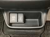 アクセサリーソケットはUSBのアダプターなどをつければ、スマホの充電にも使えます。横にはナビゲーション用の外部入力可能なUSB端子がついており、周辺には物が置けるボックスがついています。
