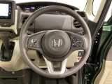 ハンドルにHondaセンシング系のクルーズコントロールやレーンキープアシストなどのスイッチと、オーディオの操作スイッチが装備されています。ハンドルから手を離さず安全に操作できます。
