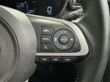 クルーズコントロール機能が付いています。 速度を設定するとアクセルを踏まなくても一定の速度で走ることができます。  高速道路ではとても便利な装置なんです。