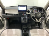 車内は光触媒抗菌消臭施工済です。インパネ周りはスタイリッシュなデザインで機能や装備も充実しています。グローブボックスやカップホルダーのほかにトレーなどたくさんの収納スペースが付いています。