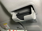サングラスなどを入れるのに丁度いいオーバーヘッドコンソール付き