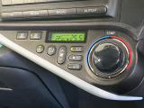 【オートエアコン】一度お好みの温度に設定すれば、車内の温度を検知し風量や温度を自動で調整。暑い&hellip;寒い&hellip;と何度もスイッチ操作をする必要はありません。快適な車内空間には必須の機能ですね♪