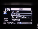 レーンディパーチャーアラートとは車線または走路からの逸脱の可能性を警告すると共に、車線または走路からの逸脱を避けるためのハンドル操作の一部を支援する機能です。詳細は販売店スタッフまでおたずねください。
