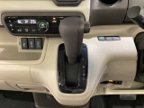 CVT車のセレクトレバーです。低速から高速まで、変速ショックのないスムーズな走りを実現するとともに、エンジン効率のよい領域を維持することで燃費にも貢献します。