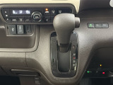 CVT車のセレクトレバーです。低速から高速まで、変速ショックのないスムーズな走りを実現するとともに、エンジン効率のよい領域を維持することで燃費にも貢献します。