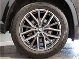 BMWの純正アロイホイールは軽量かつ強度にも優れているホイールで走行性能を引き上げる設計になっております。足元にもBMWは妥協がなくこだわっている個所になります。